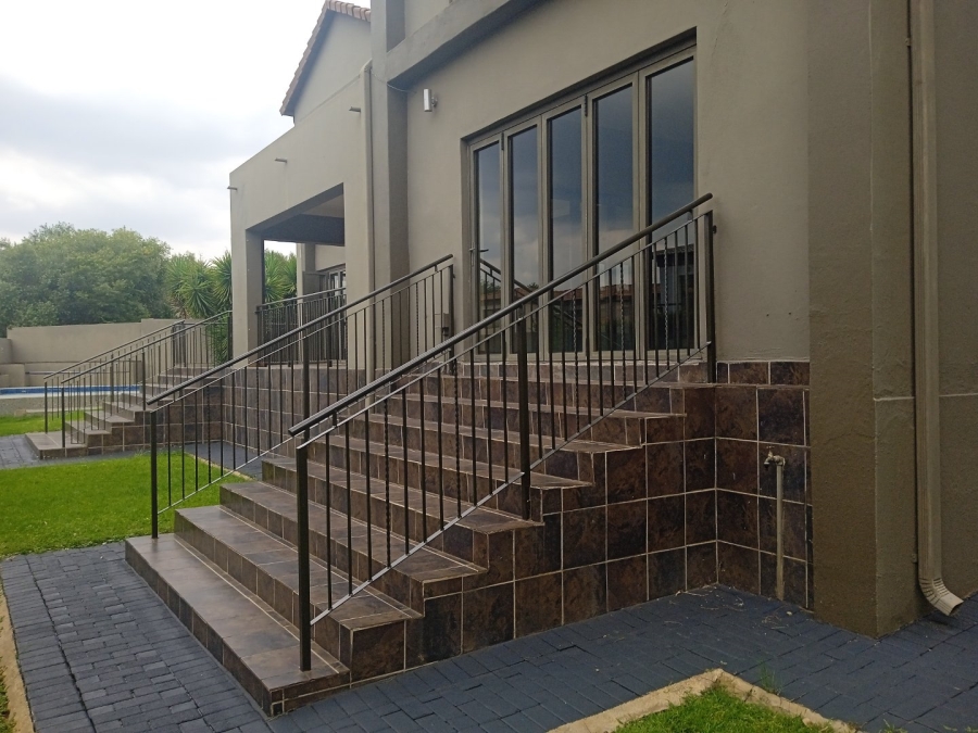 To Let 5 Bedroom Property for Rent in Xanadu North West